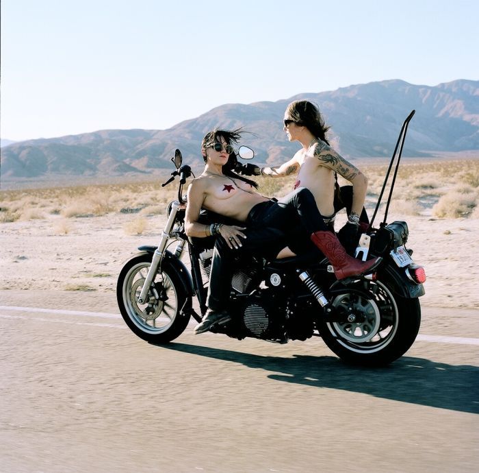 Girls on a motorcycle in Nesaualkoyotl