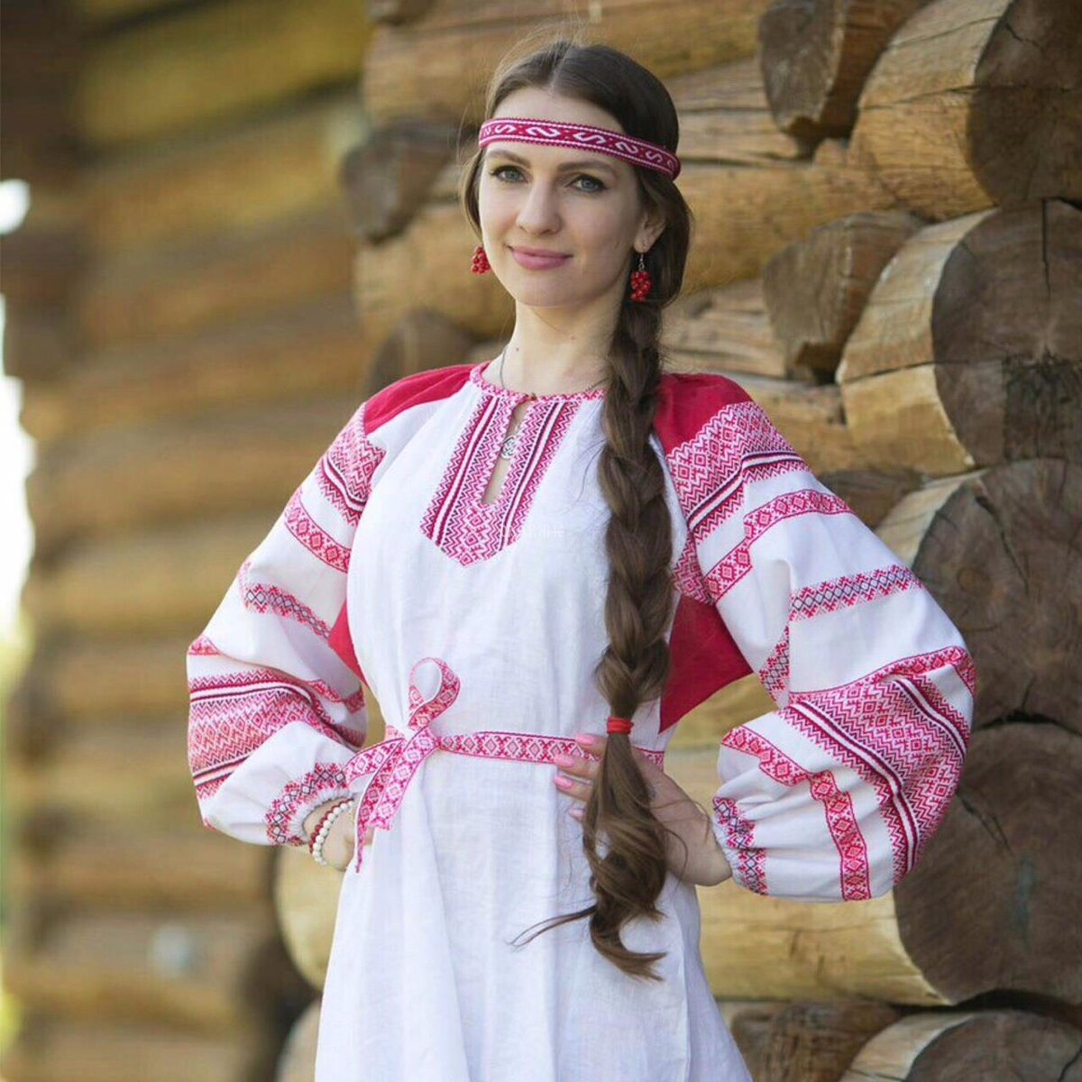 Girls in Slavic costumes in Nesaualkoyotl