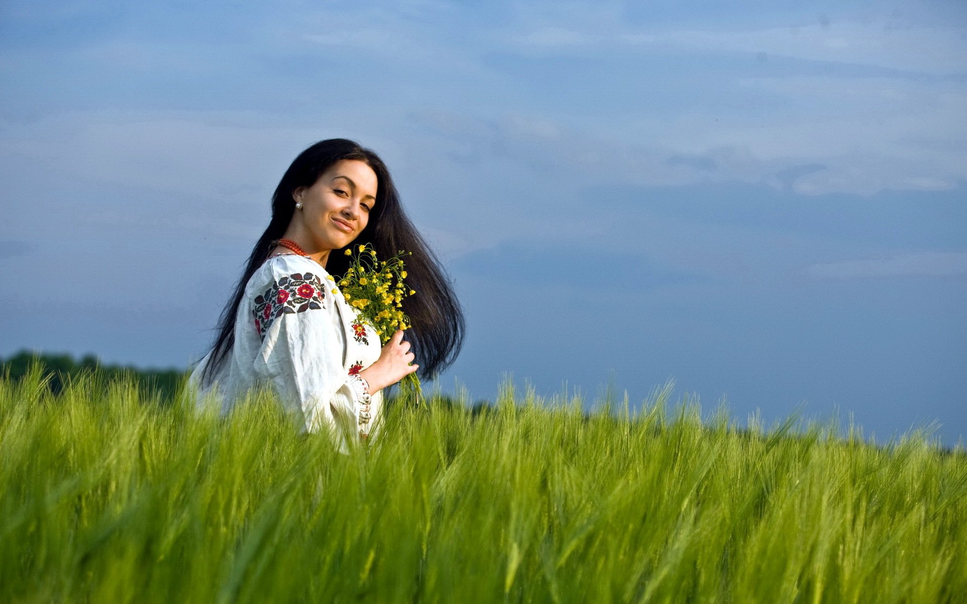 Girls in Slavic costumes in Nesaualkoyotl